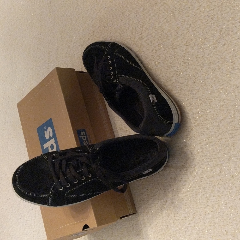 Tennis shoes